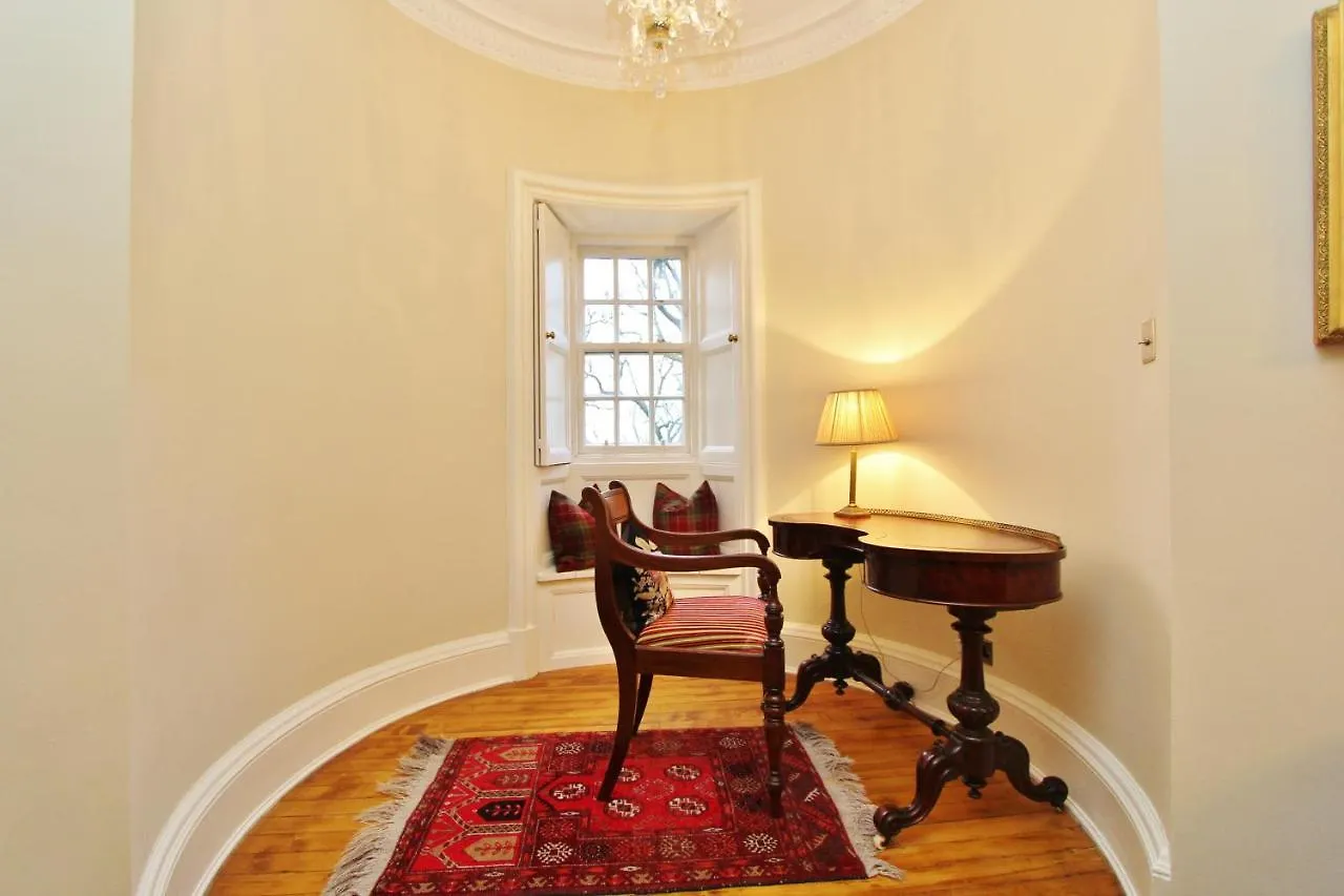 Ramsay Garden - Spacious 3-Bedroom Apartment Next To Edinburgh Castle