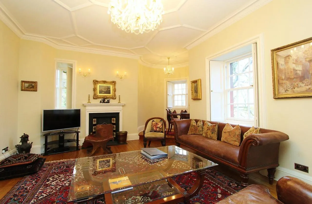 Ramsay Garden - Spacious 3-Bedroom Apartment Next To Edinburgh Castle