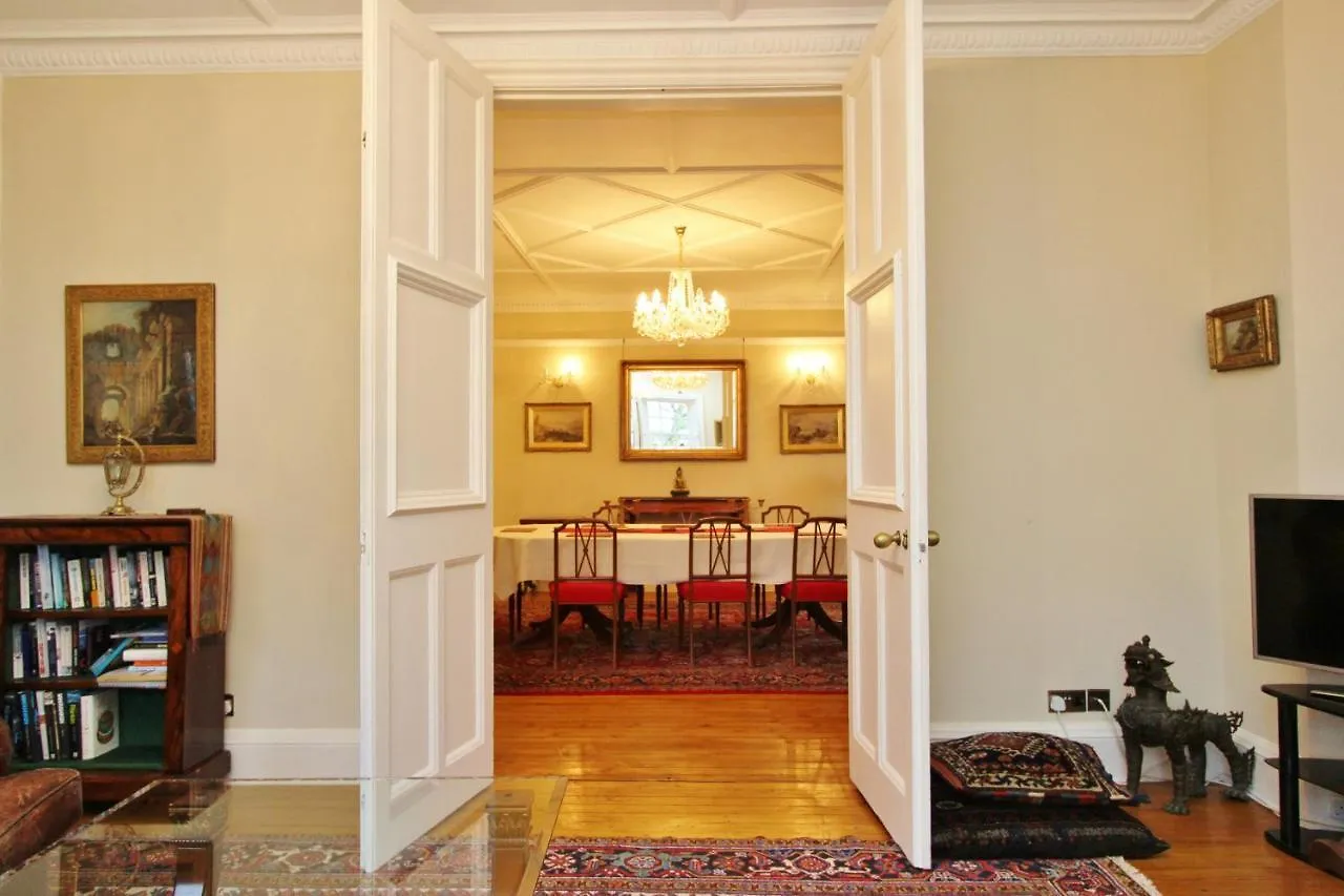 Ramsay Garden - Spacious 3-Bedroom Apartment Next To Edinburgh Castle