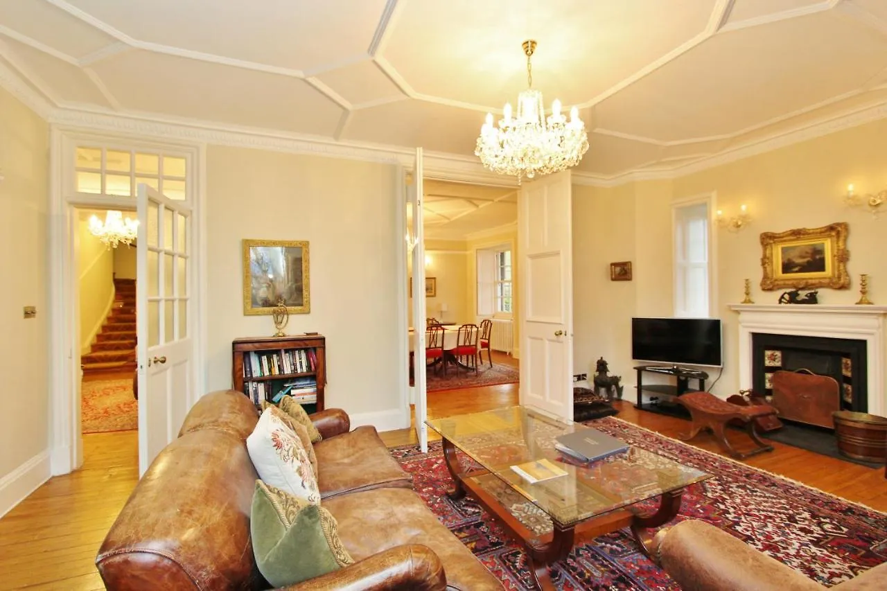 Ramsay Garden - Spacious 3-Bedroom Apartment Next To Edinburgh Castle