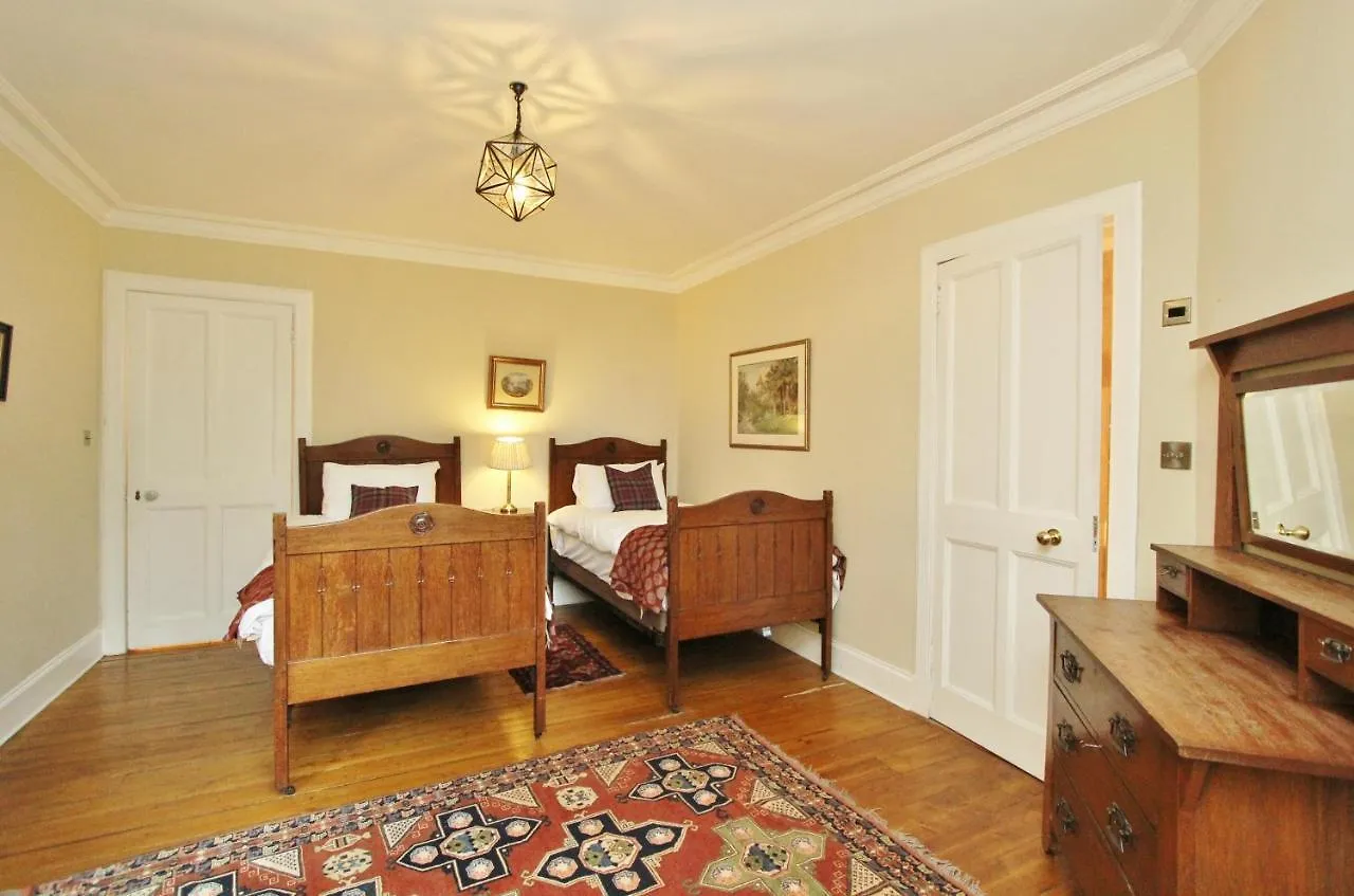 Ramsay Garden - Spacious 3-Bedroom Apartment Next To Edinburgh Castle