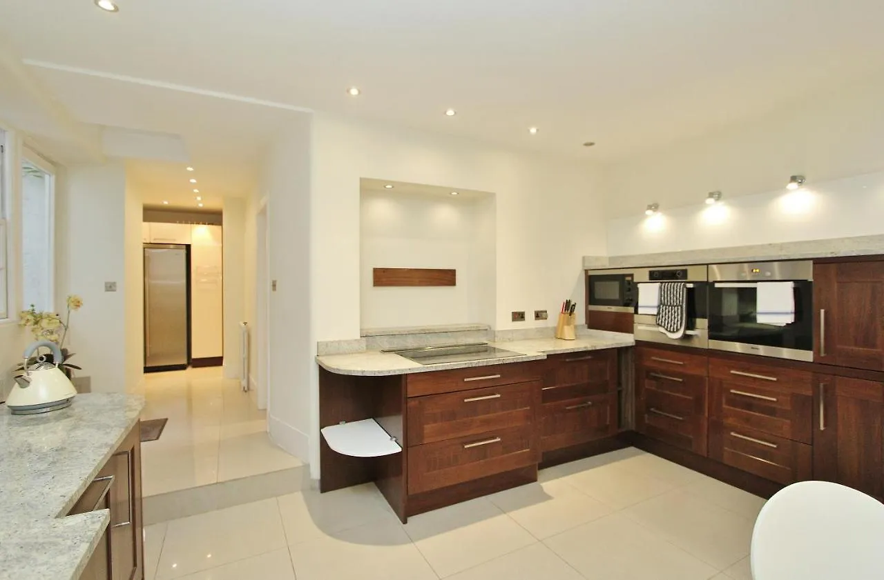 Ramsay Garden - Spacious 3-Bedroom Apartment Next To Edinburgh Castle