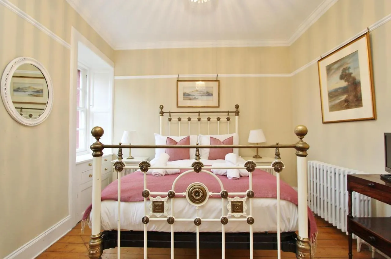 Ramsay Garden - Spacious 3-Bedroom Apartment Next To Edinburgh Castle