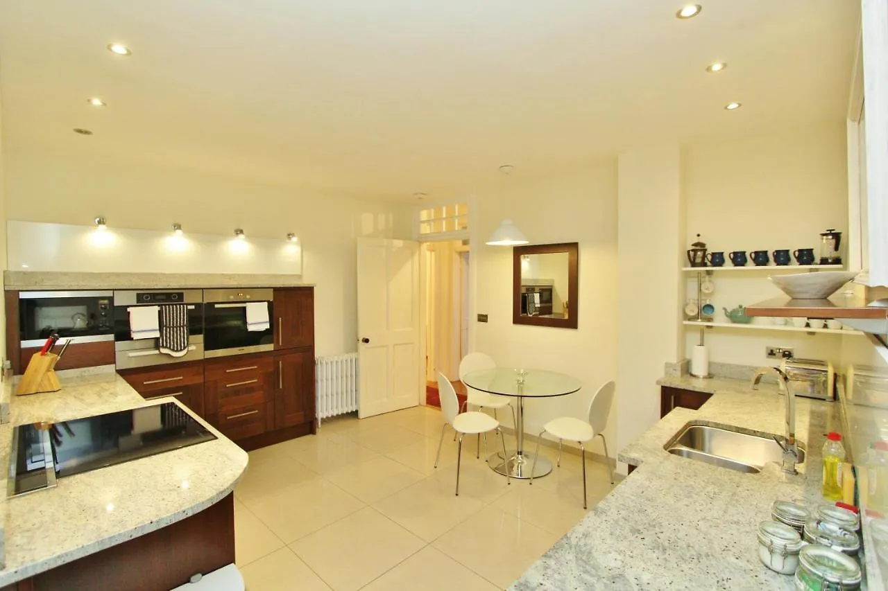 Ramsay Garden - Spacious 3-Bedroom Apartment Next To Edinburgh Castle 0*,  United Kingdom